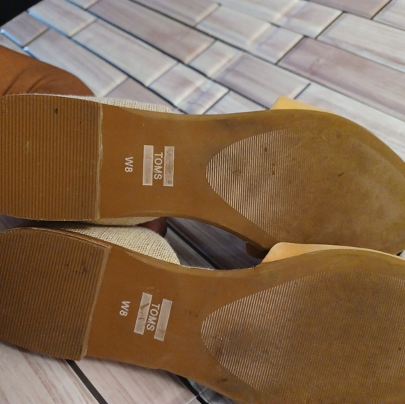 Tom's women's slip-on ship slippers size 8 and color. - Picture 7 of 8